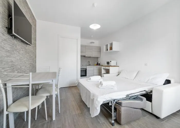 Loiseau Bleu -studio Terrasse - Parking - Clim דירה